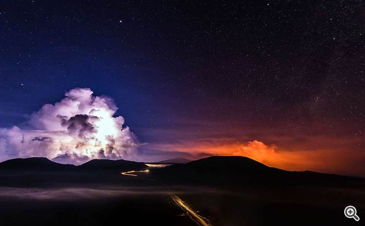 La lave en fusion s'écoulant du volcan Piton de la Fournes, dans le sud-est de l'île de la Réunion, dans l'océan Indien Photo : Reuters