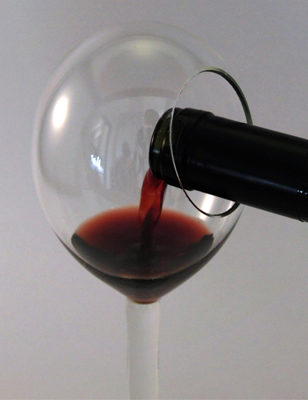 Um copo que, quando derramado, não pode deixar cair uma única gota de vinho