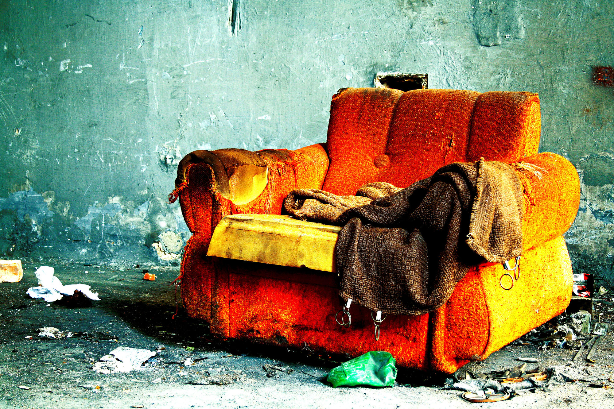 Голодный диван. Сломанный диван. Старый диван. Рваный диван. Старый рваный диван.