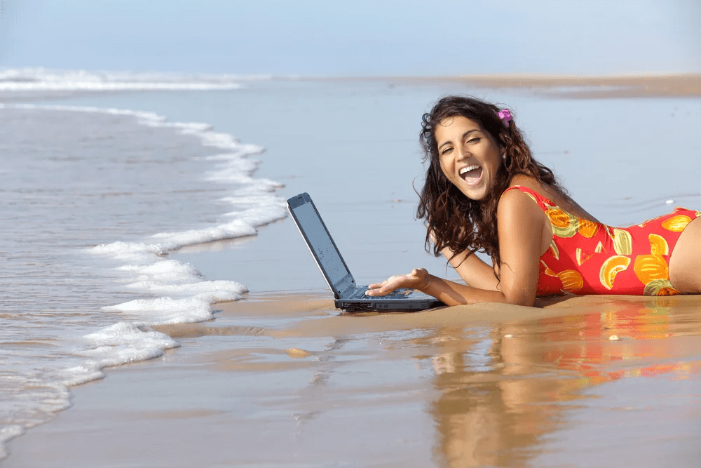 Девушка с ноутбуком фото на море