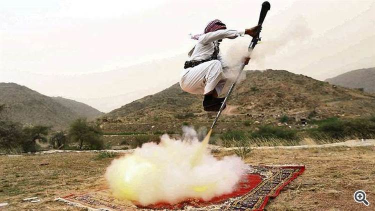 Al-Taif, Arabie Saoudite. Un homme tire au pistolet pendant une danse traditionnelle