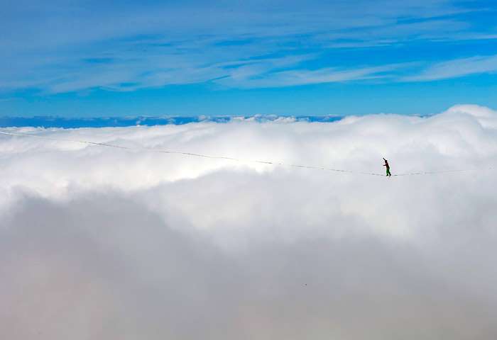 在瑞士阿尔卑斯山海拔2000米处的登山者