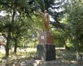 Упал сам: памятник В.Ленину на Украине вандалы не трогали