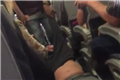 Скандал в США: пассажира United Airlines выволокли из самолета из-за нехватки мест для сотрудников