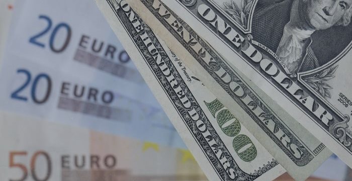 Евро упал против доллара