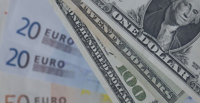 Евро вырос к доллару в четверг