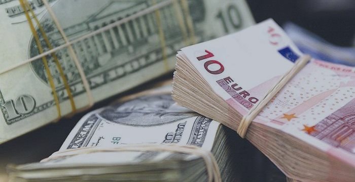 Доллар растет против евро, иены и фунта