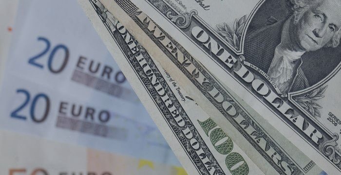 Евро растет по отношению к доллару