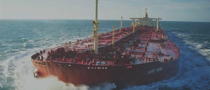 Какая страна танкерами скупает дешевую нефть?