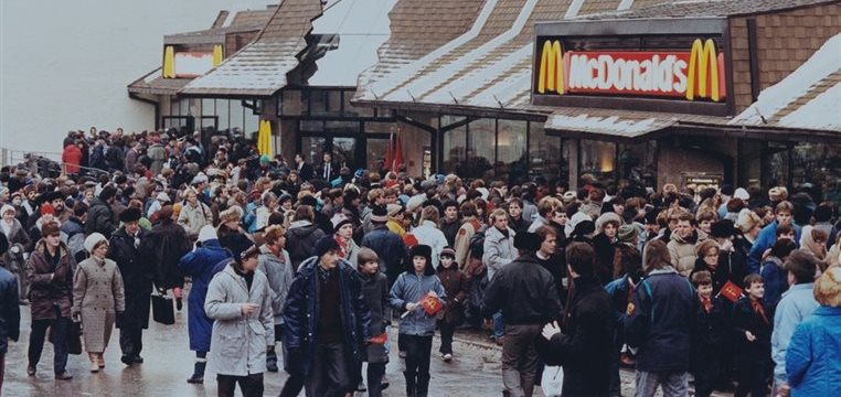 Россия прикрыла 4 ресторана Макдоналдс, акции компании падают