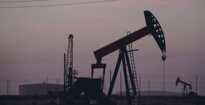 Крупнейшие нефтяные компании сокращают объемы производства