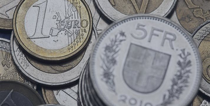 El franco suizo, al alza frente a la libra, a la baja frente al dólar