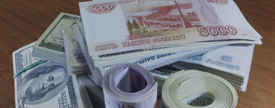 Российские банки: спрос на валюту среди населения вырос в 4 раза