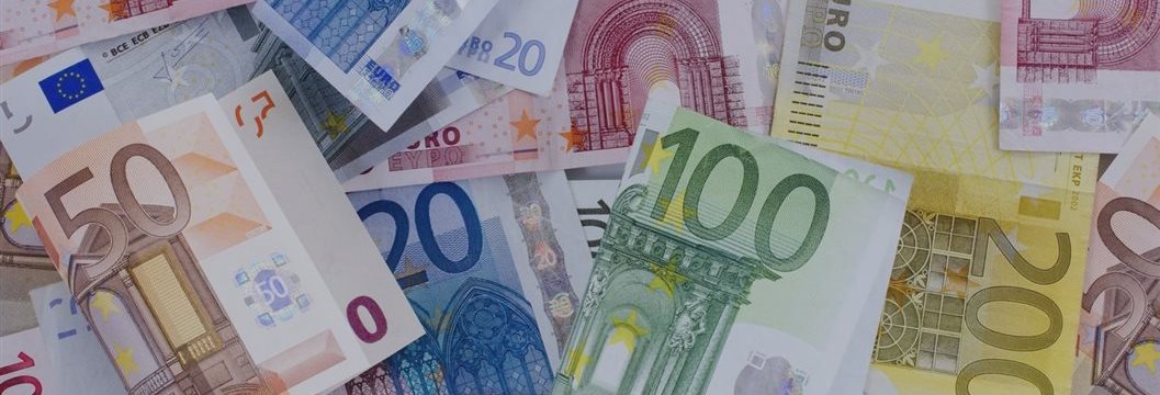 Евро поднимается на инфляционных отчетах