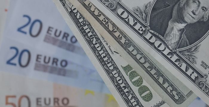 EUR/USD: евро падает к доллару, инвесторы ждут отчеты о ВВП еврозоны