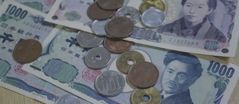 Иена «скользит» вниз против доллара и евро