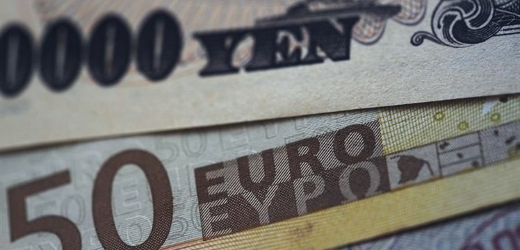 Теперь и евро слабеет к иене и доллару
