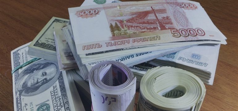 Рубль растет против доллара и евро сегодня на торгах