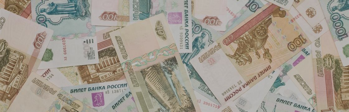 Первый час торгов, а рубль до сих пор в шоке