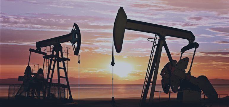 Сырая нефть дешевеет, так как запасы топлива в США выросли