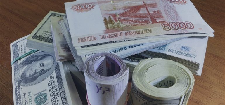 Рубль стабилизируется, доллар усиливается против евро