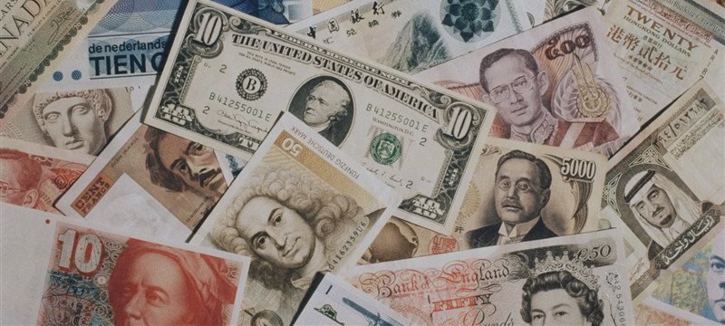 El dólar aumenta con respecto al euro y al yen durante la sesión asiática