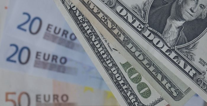 Евро продолжает дешеветь в паре с долларом