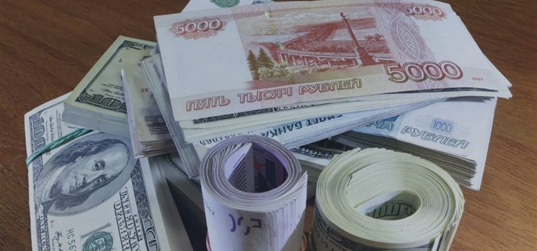 Доллар и евро нестабильно растут на торгах Московской биржи