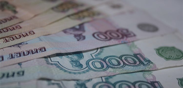 Начало года рубль встретил падением из-за обвала нефтяных цен