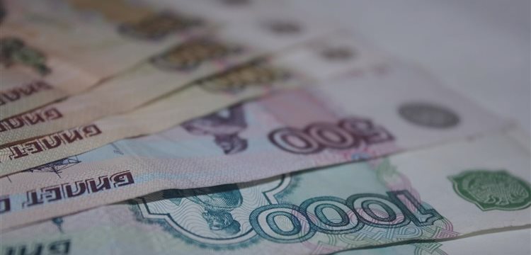Рубль к обеду немного восстановился против доллара и евро