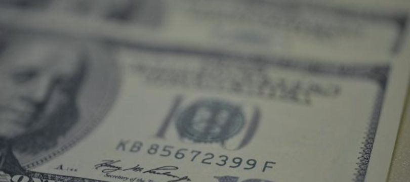 Volume de transações com dólar cai 17% em 2014, diz BC