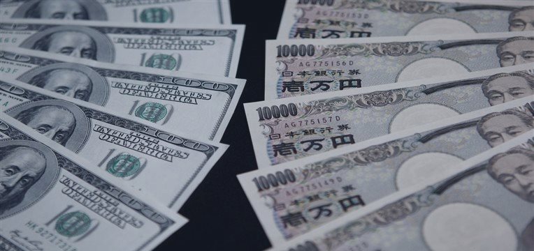 Greenback falls to 3-week lows against yen on Tuesday