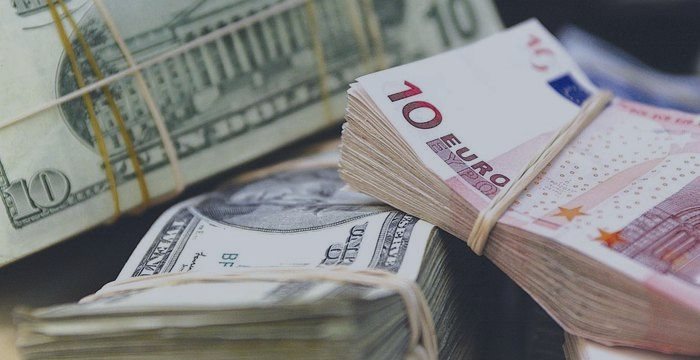 Евро и иена дешевеют против доллара