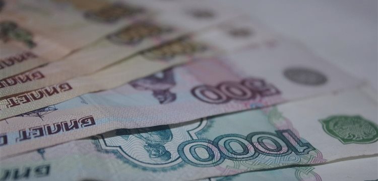 Рубль продолжает умеренно слабеть: за доллар дают 65,75 руб., за евро - 76,16 руб.