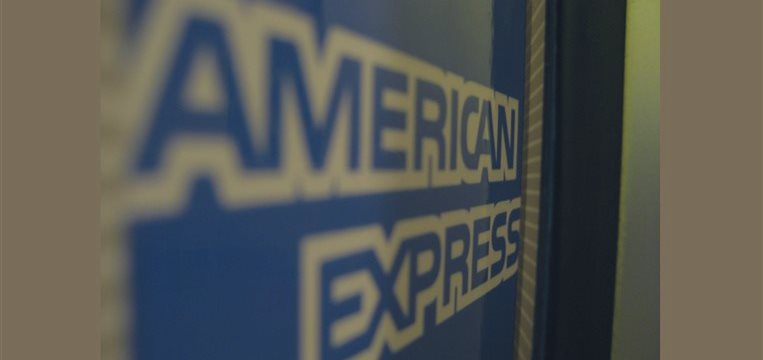 American Express увеличила прибыль, но уволит в этом году более 4 тыс. сотрудников