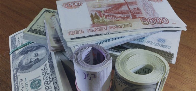 Курс доллара превысил 69 руб., евро дошел до 78 руб. на торгах Московской биржи