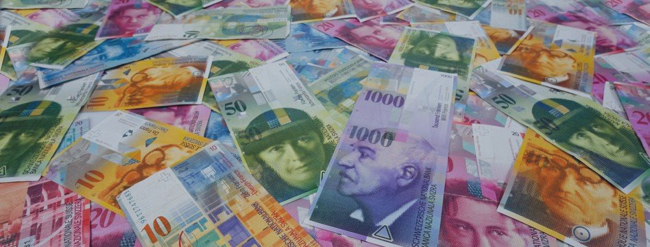 Швейцарский франк продолжает падать на слухах об интервенциях нацбанка