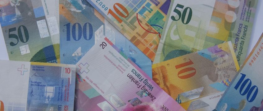 ЦБ Швейцарии в среду вновь резко уронил франк
