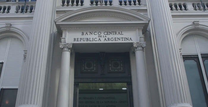 Argentina estudia endurecer la ley cambiaria por escasez de dólares