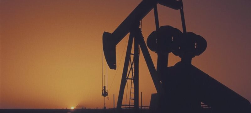 Нефть возвращается к росту после вечернего падения