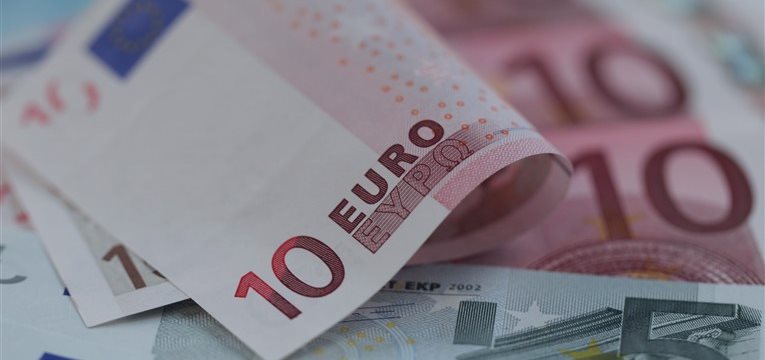 ZEW report boosts euro, Greek impasse eyed