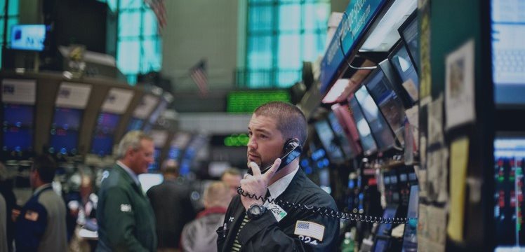 US stocks dip Thursday, as mixed economic data weigh