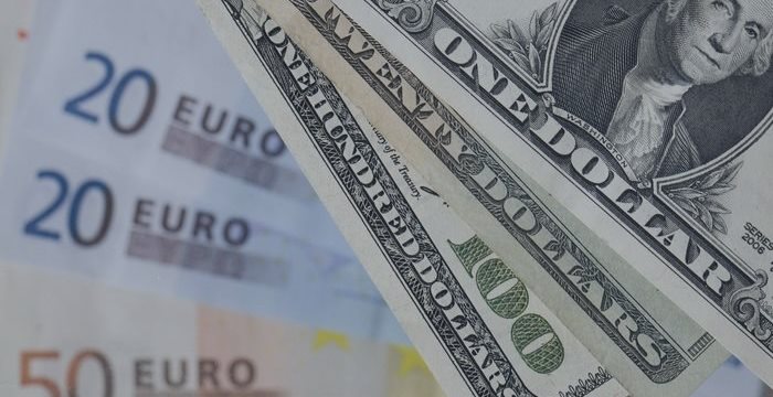 Евро упал до самой низкой отметки за 11 лет