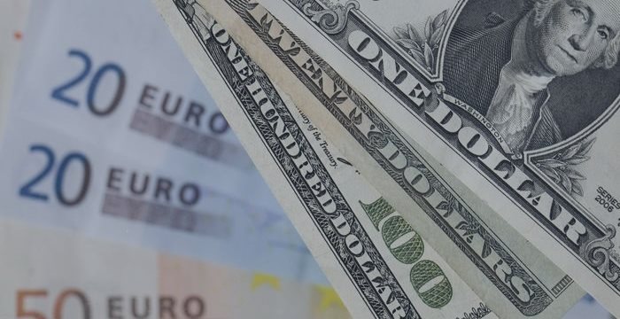 Доллар дешевеет после укрепления на сильных американских отчетах