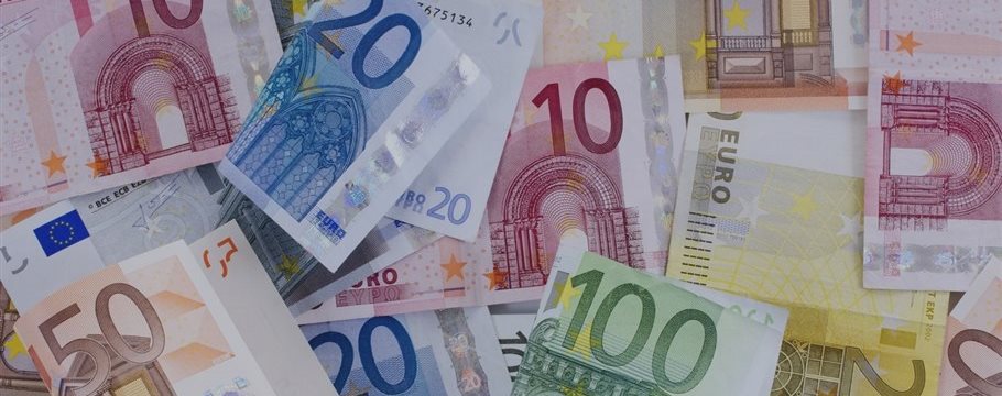 Фондовая Европа снижается на торгах в понедельник