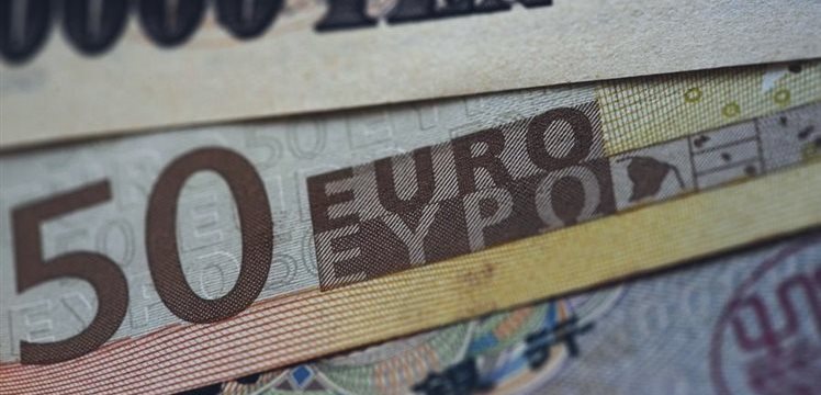 Евро не нервничает: всё спокойно у него с долларом