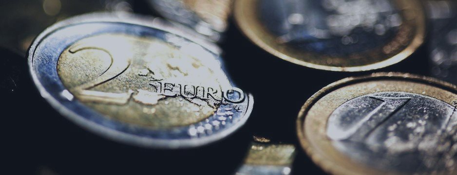 Euro trims losses vs dollar, but Greece worries weigh