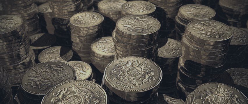 Pound dips, as greenback regains strength