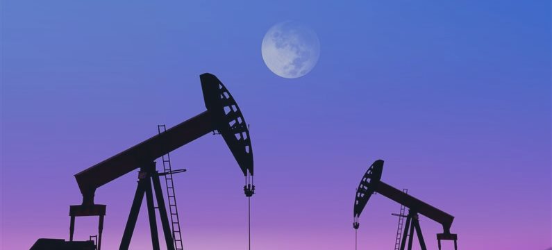 Нефть падает на усилении доллара и саудовской добыче