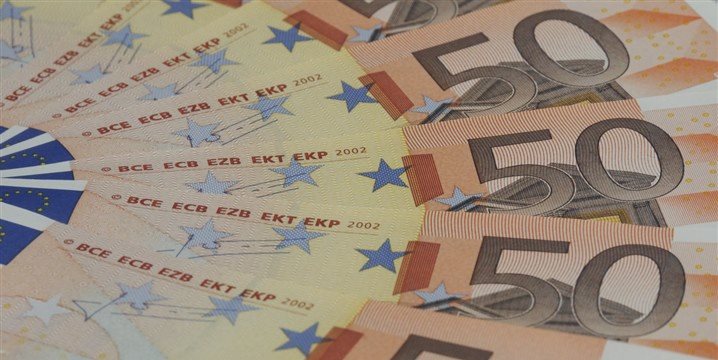 Euro trims gains vs dollar after strong US data